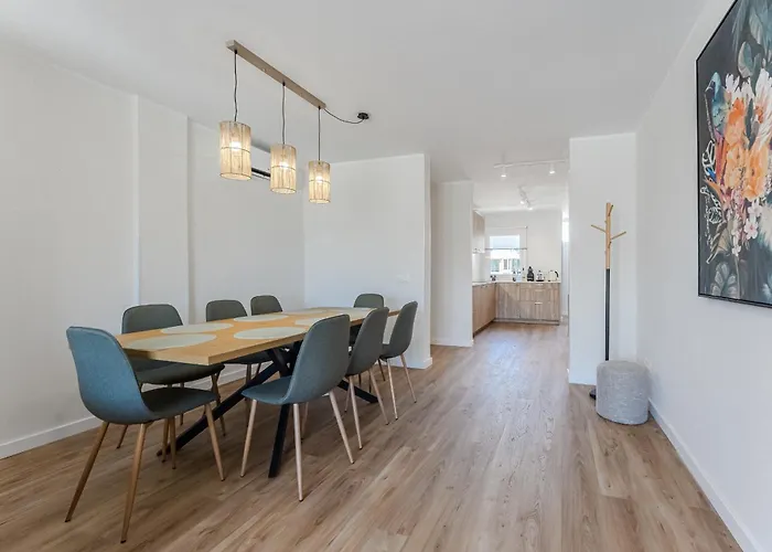 3-bedroom In Playa De Americas With Ac, Pool, Parking 美洲海滩