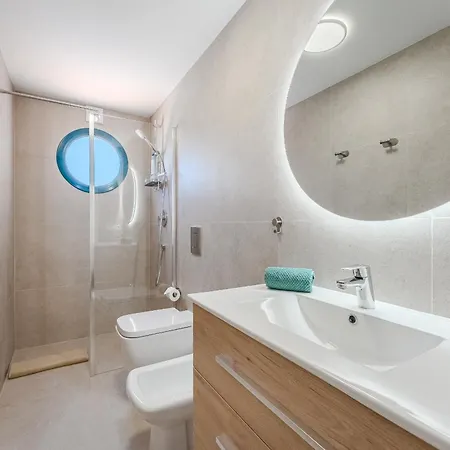 아파트 3-bedroom In Playa De Americas With Ac, Pool, Parking