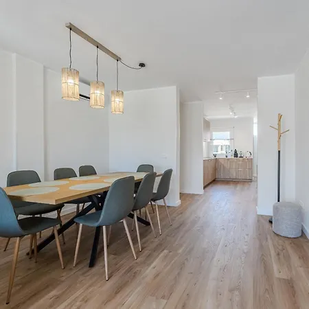 3-bedroom In Playa De Americas With Ac, Pool, Parking 플라야데라스아메리카스