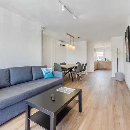 3-bedroom In Playa De Americas With Ac, Pool, Parking 아파트 *